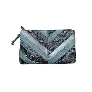 SAKROOTS "Artist‎ Circle" Wristlet Blue White Floral Glitter